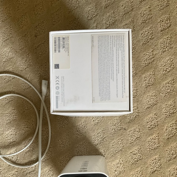 Apple AirPort Extreme Wifi Router, excellent condition, original box, cord - Picture 2 of 7